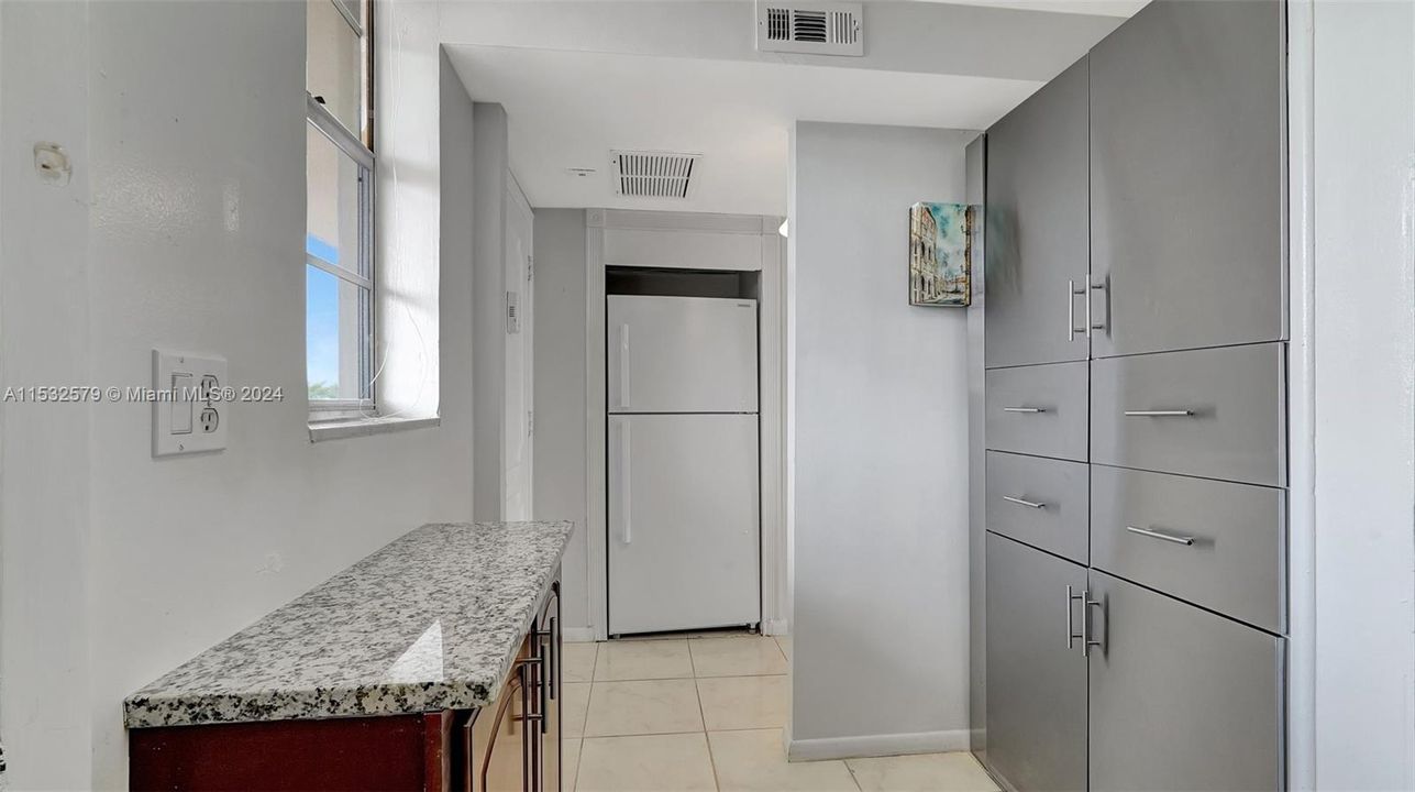 For Sale: $225,000 (1 beds, 1 baths, 768 Square Feet)