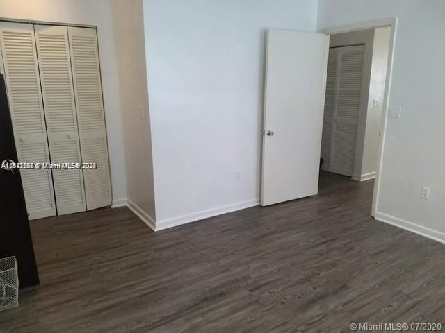 For Sale: $245,000 (1 beds, 1 baths, 514 Square Feet)