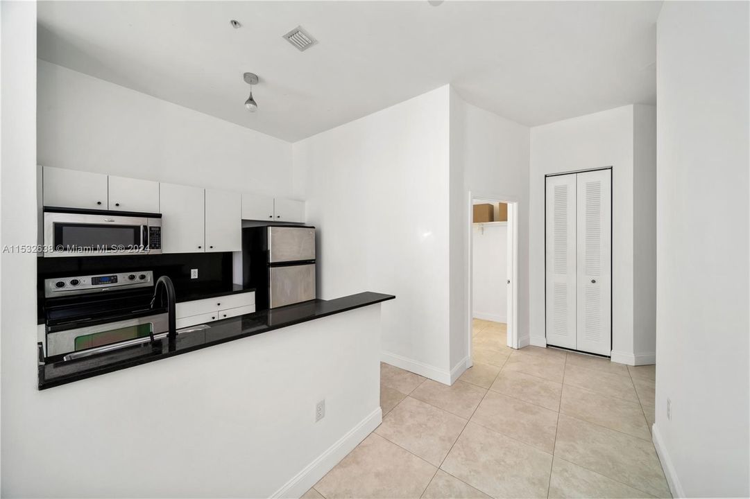 Recently Rented: $3,100 (1 beds, 2 baths, 950 Square Feet)
