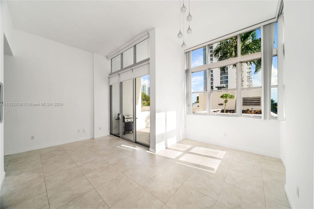 Recently Rented: $3,100 (1 beds, 2 baths, 950 Square Feet)