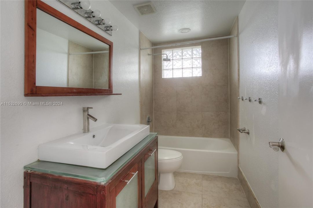 Recently Rented: $2,800 (2 beds, 2 baths, 1500 Square Feet)