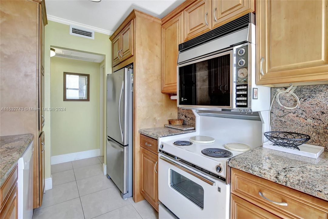 For Sale: $519,000 (1 beds, 1 baths, 880 Square Feet)