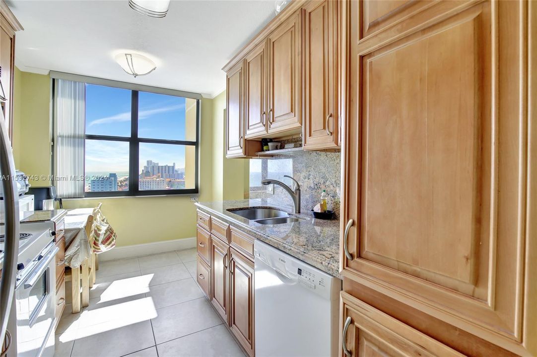 For Sale: $519,000 (1 beds, 1 baths, 880 Square Feet)