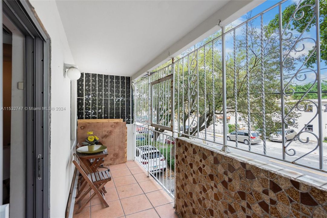 For Sale: $299,000 (2 beds, 1 baths, 660 Square Feet)