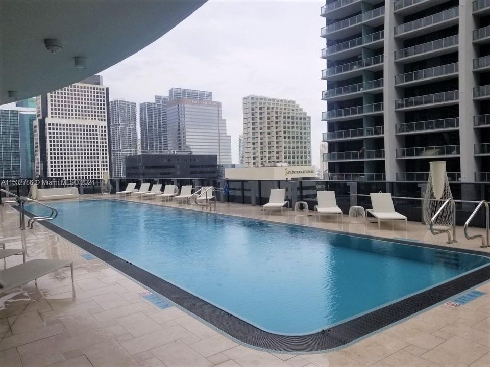 Recently Rented: $4,550 (1 beds, 1 baths, 835 Square Feet)