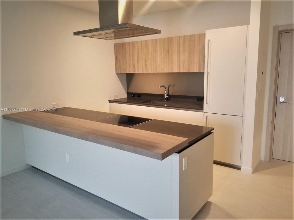 Recently Rented: $4,550 (1 beds, 1 baths, 835 Square Feet)