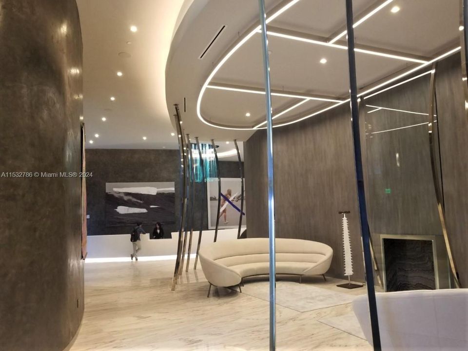 Recently Rented: $4,550 (1 beds, 1 baths, 835 Square Feet)