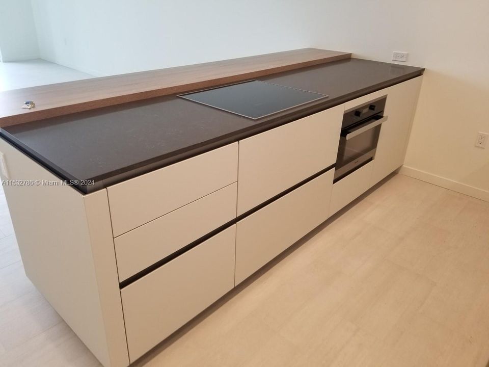 Recently Rented: $4,550 (1 beds, 1 baths, 835 Square Feet)