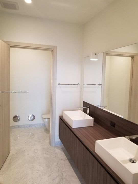 Recently Rented: $4,550 (1 beds, 1 baths, 835 Square Feet)