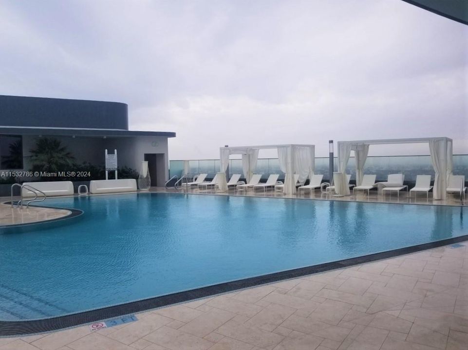 Recently Rented: $4,550 (1 beds, 1 baths, 835 Square Feet)