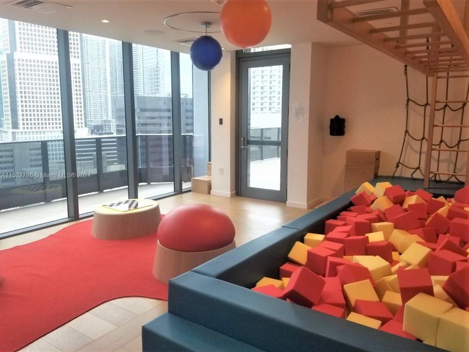 Recently Rented: $4,550 (1 beds, 1 baths, 835 Square Feet)