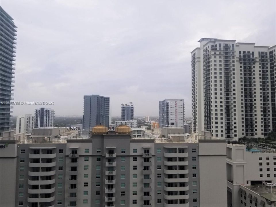 Recently Rented: $4,550 (1 beds, 1 baths, 835 Square Feet)