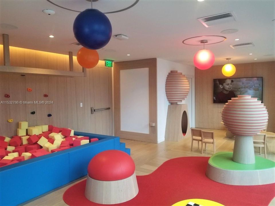 Recently Rented: $4,550 (1 beds, 1 baths, 835 Square Feet)