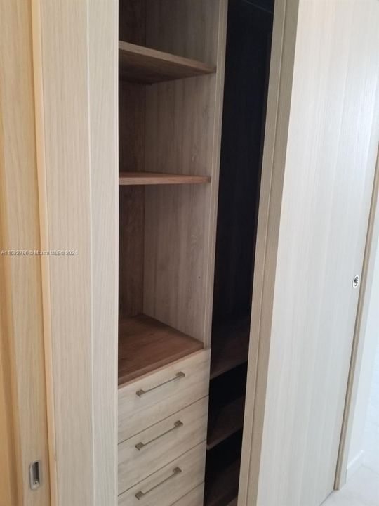 Recently Rented: $4,550 (1 beds, 1 baths, 835 Square Feet)