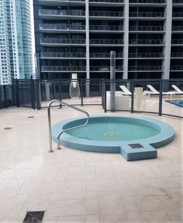 Recently Rented: $4,550 (1 beds, 1 baths, 835 Square Feet)