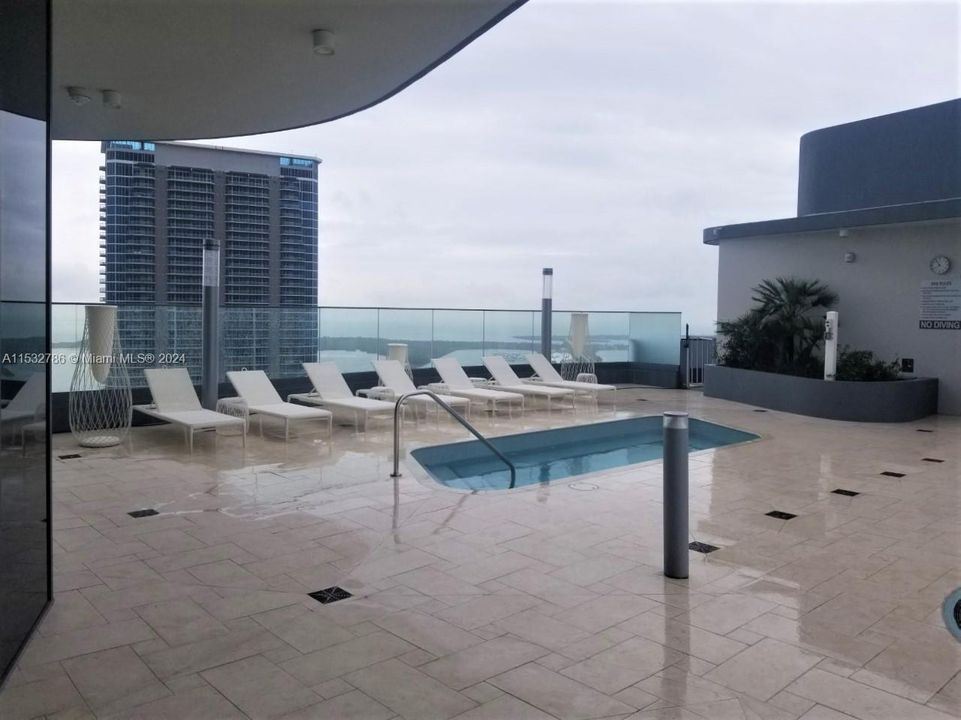 Recently Rented: $4,550 (1 beds, 1 baths, 835 Square Feet)