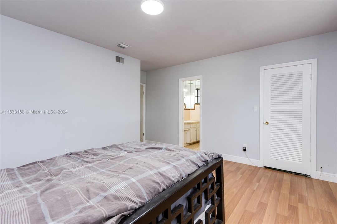 Recently Sold: $1,099,770 (5 beds, 2 baths, 2295 Square Feet)