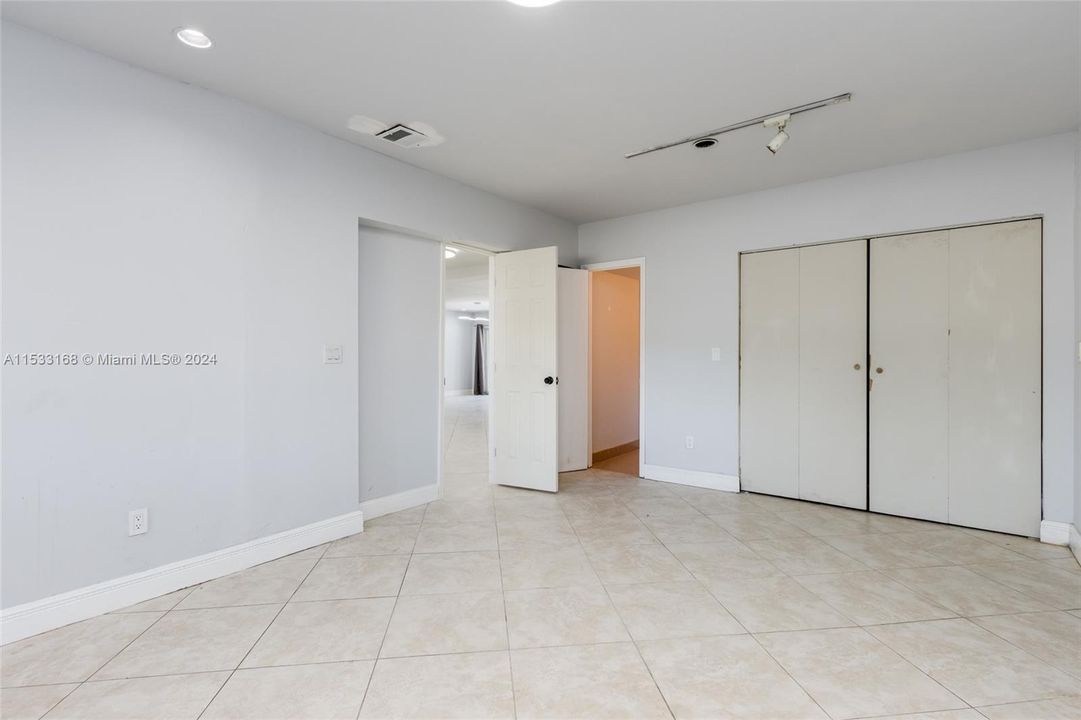 Recently Sold: $1,099,770 (5 beds, 2 baths, 2295 Square Feet)