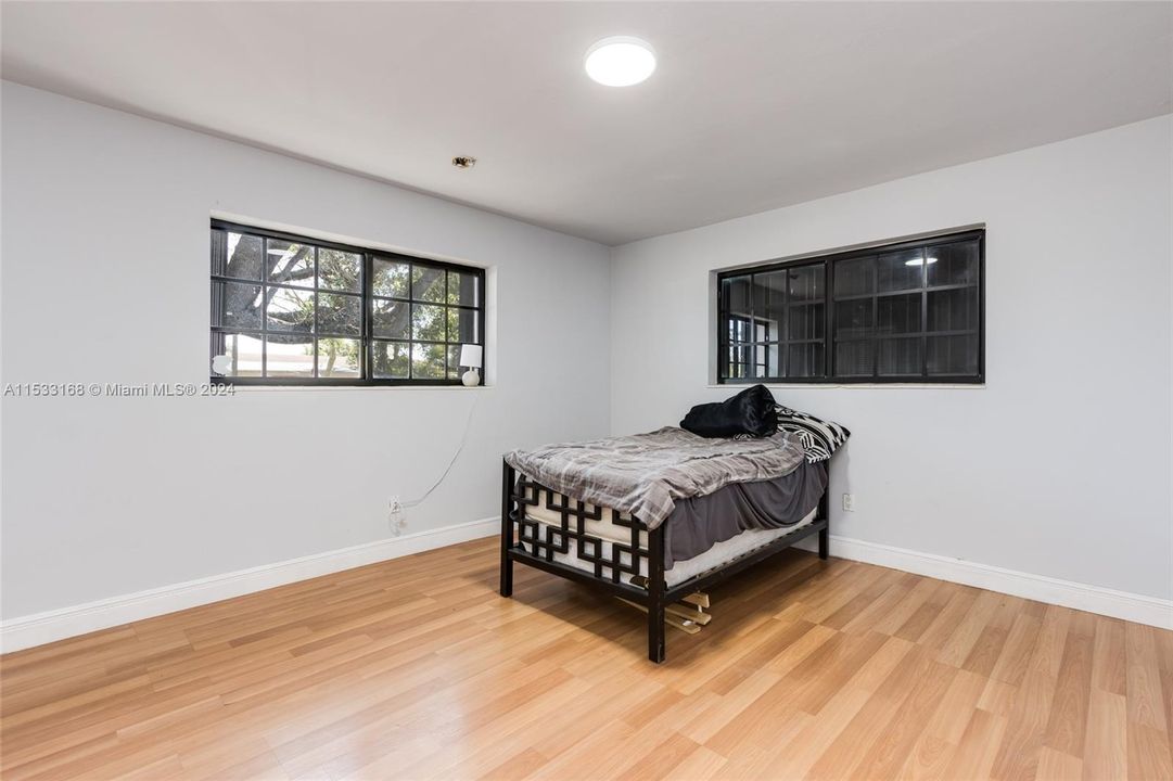 Recently Sold: $1,099,770 (5 beds, 2 baths, 2295 Square Feet)