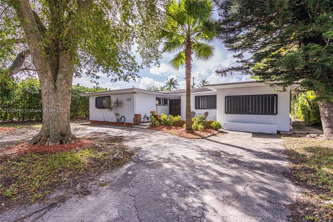 Recently Sold: $1,099,770 (5 beds, 2 baths, 2295 Square Feet)