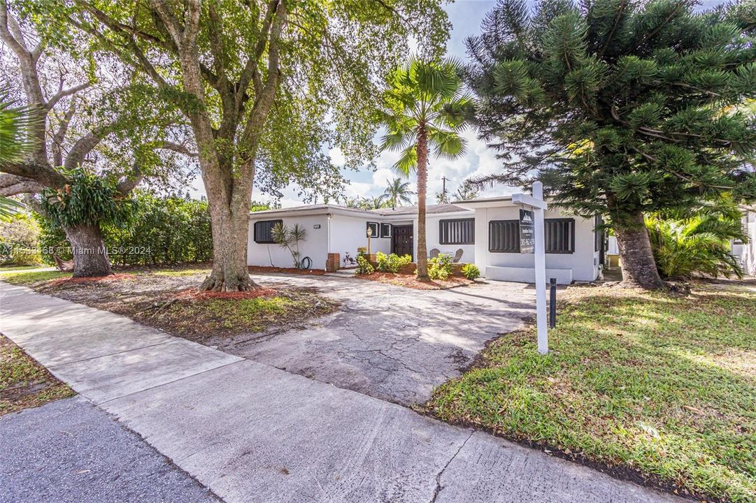 Recently Sold: $1,099,770 (5 beds, 2 baths, 2295 Square Feet)