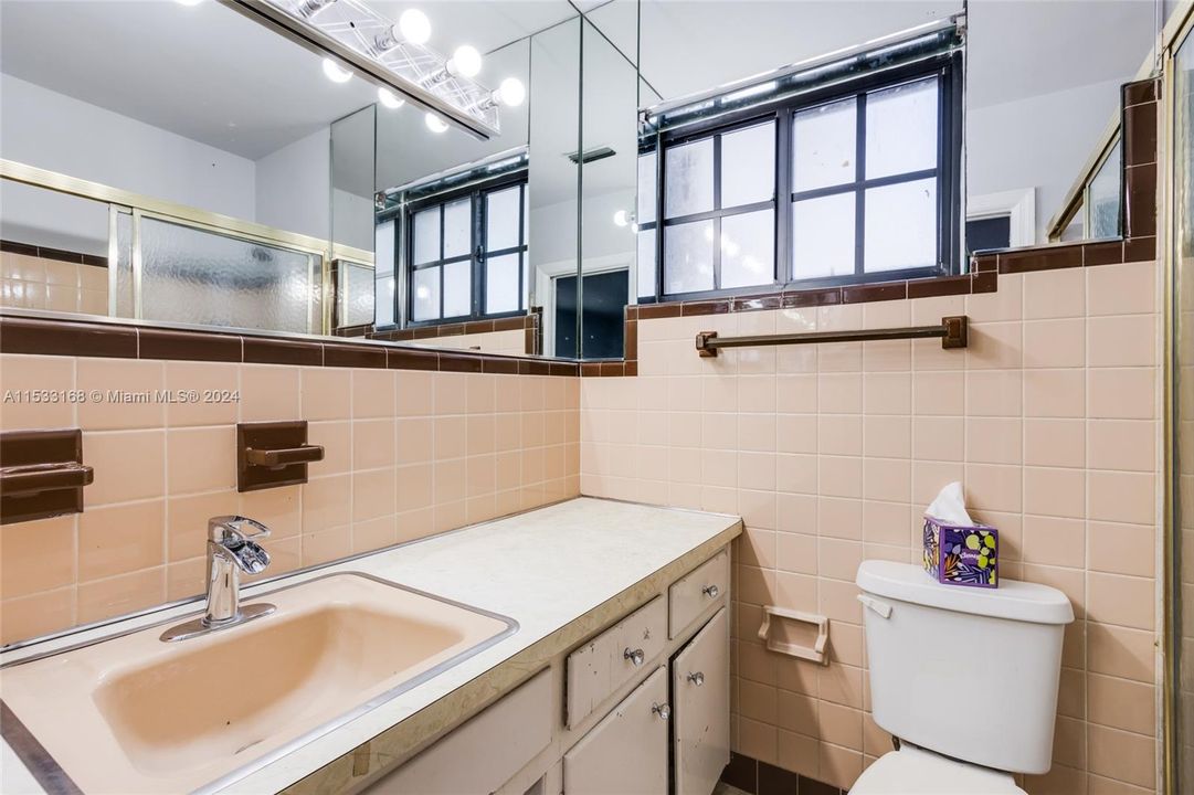 Recently Sold: $1,099,770 (5 beds, 2 baths, 2295 Square Feet)