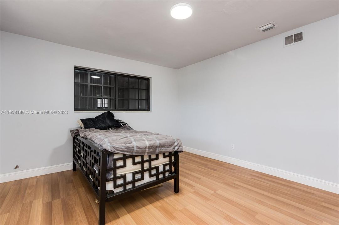 Recently Sold: $1,099,770 (5 beds, 2 baths, 2295 Square Feet)