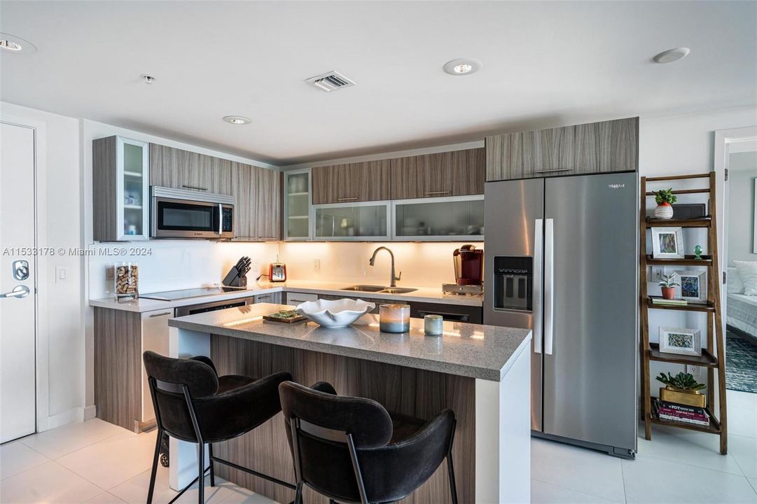 Recently Sold: $895,000 (2 beds, 2 baths, 942 Square Feet)