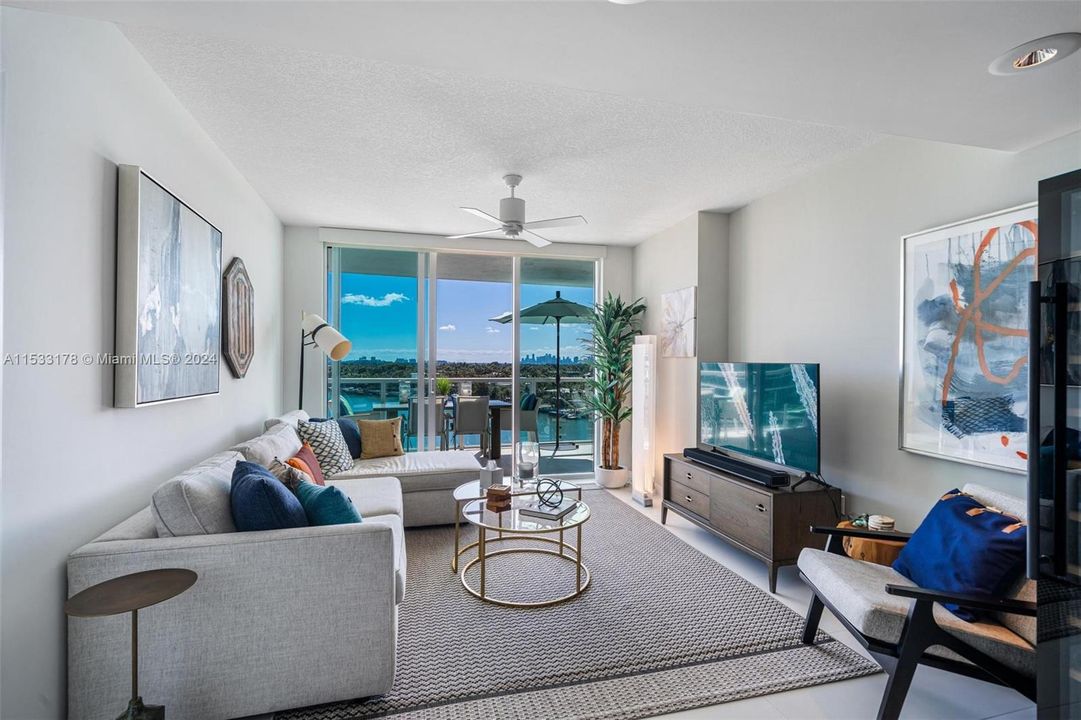 Recently Sold: $895,000 (2 beds, 2 baths, 942 Square Feet)