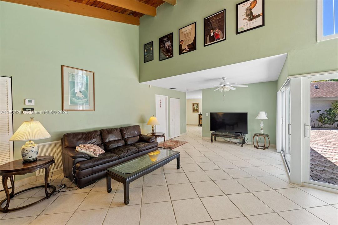 最近售出: $649,900 (3 贝兹, 2 浴室, 1695 平方英尺)