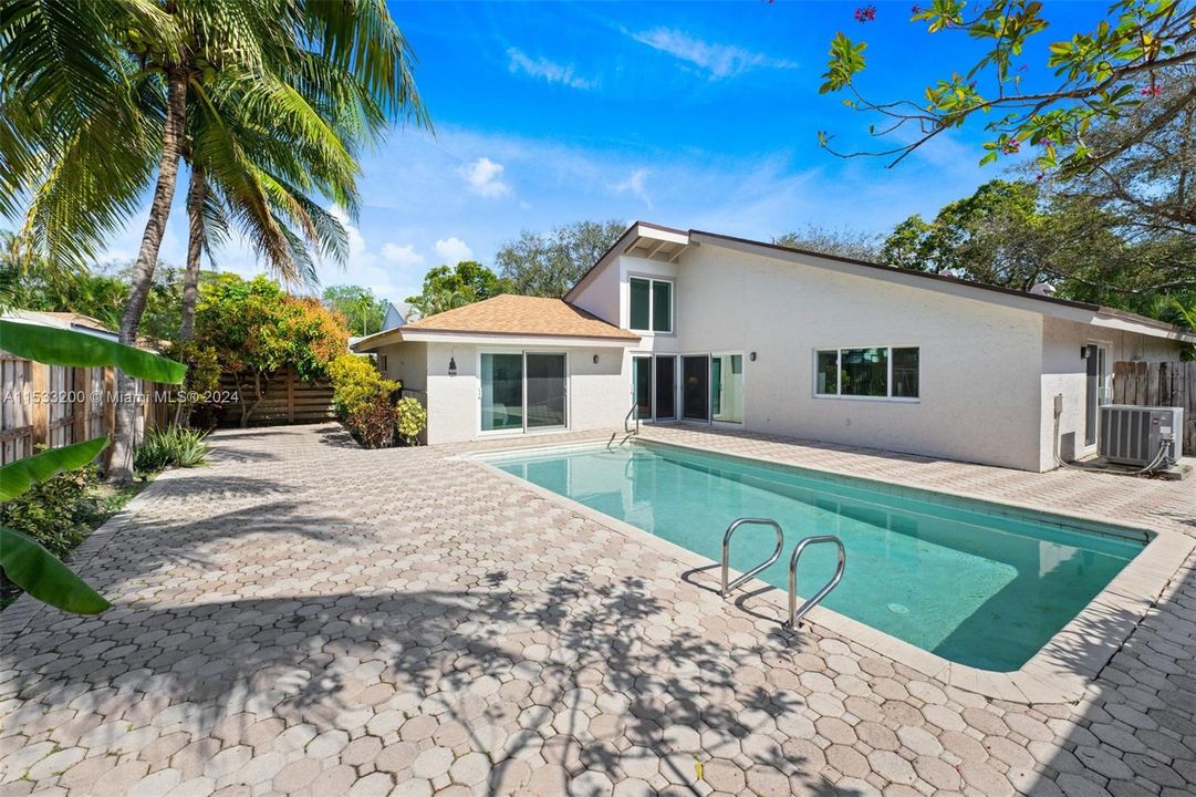 最近售出: $649,900 (3 贝兹, 2 浴室, 1695 平方英尺)