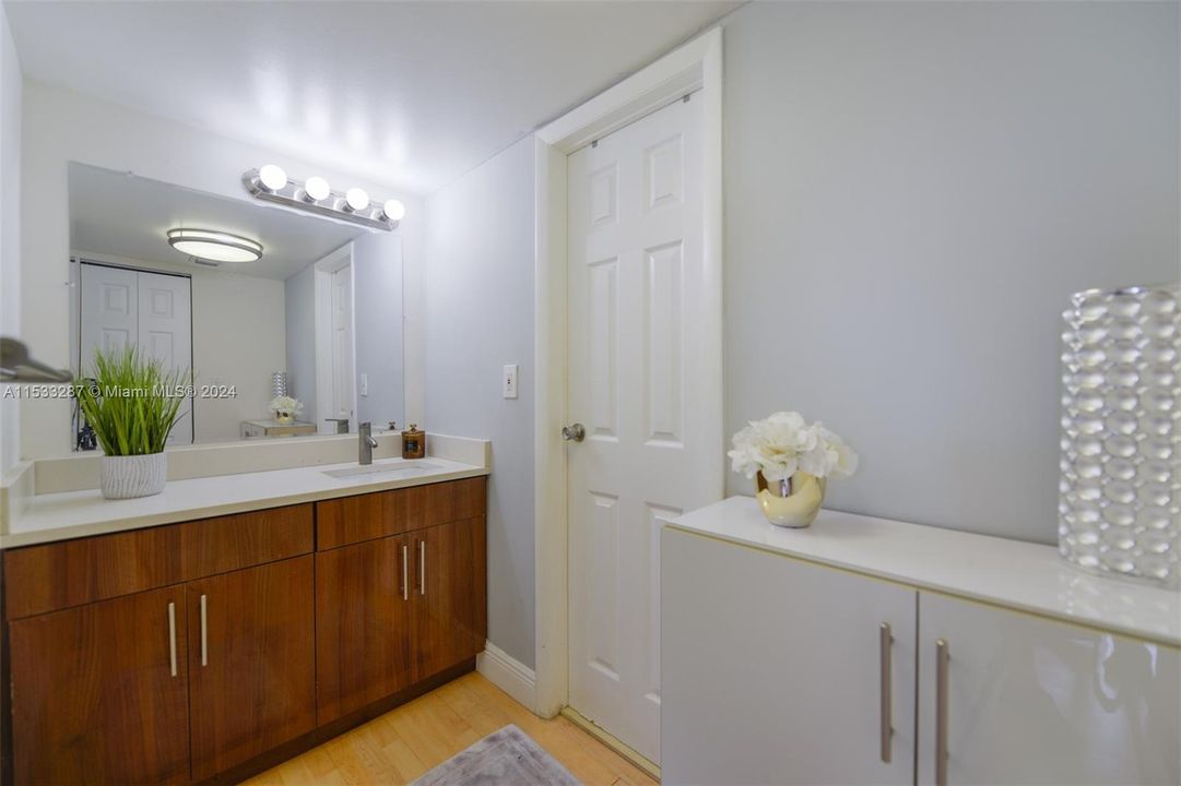 Active With Contract: $240,000 (1 beds, 1 baths, 741 Square Feet)