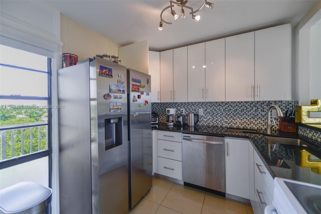 Active With Contract: $240,000 (1 beds, 1 baths, 741 Square Feet)