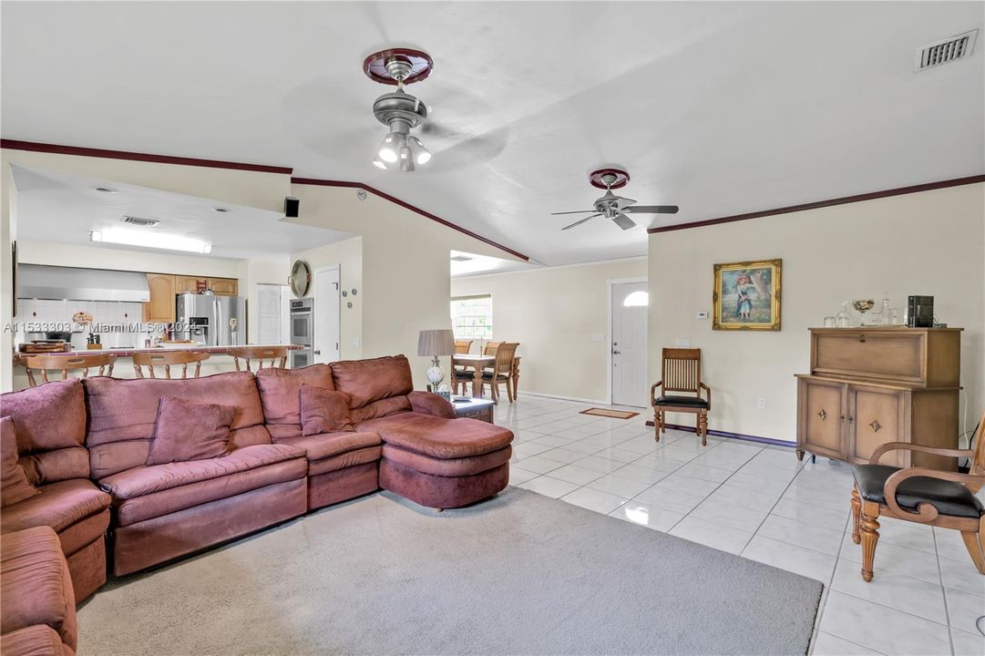 LARGE LIVING ROOM W/ VAULTED CEILING