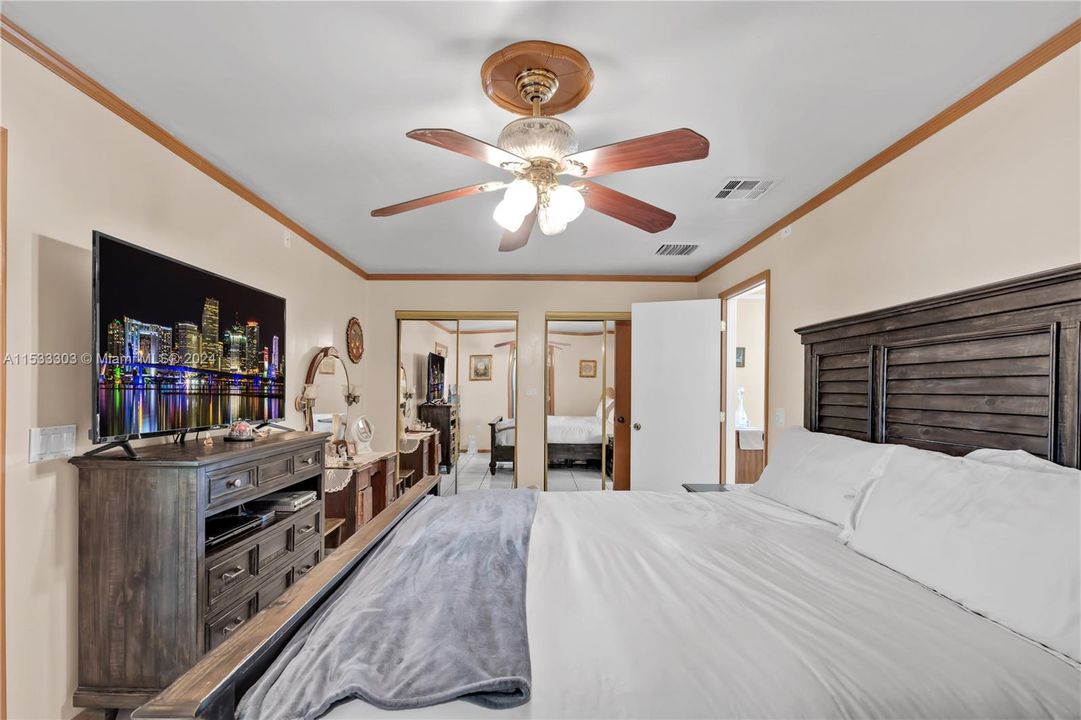 SPACIOUS MAIN SUITE W/ SPA BATH & FRENCH DOORS TO PRIVATE LANAI W/ WHIRLPOOL SPA.