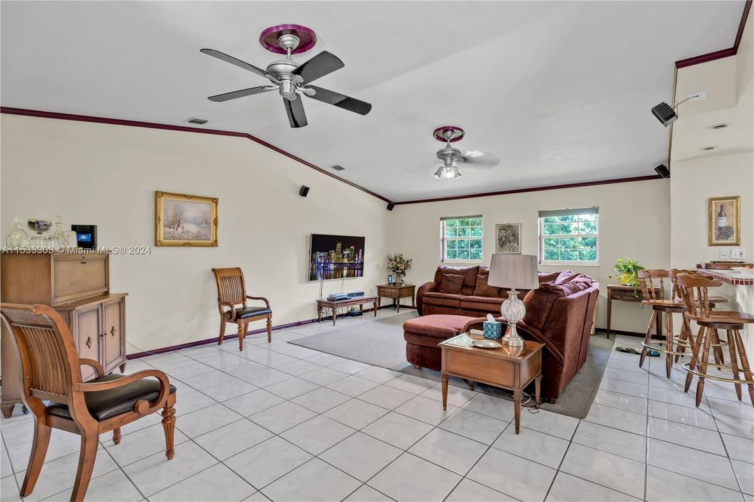WELCOME HOME- LARGE LIVING ROOM W/ VAULTED CEILING