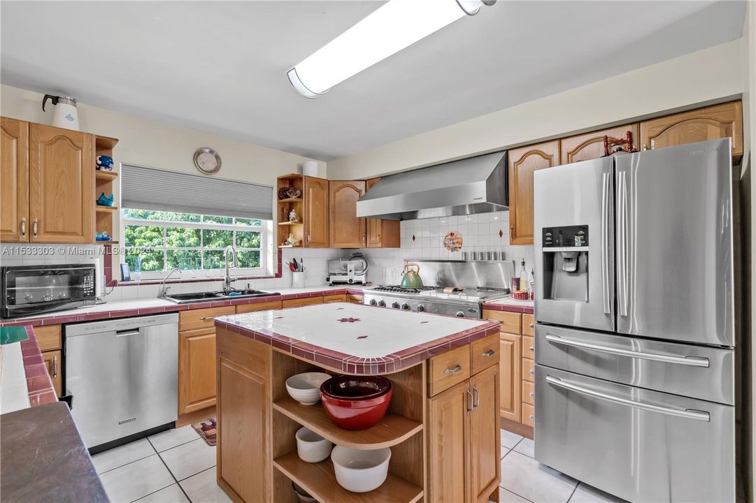 CHEFS KITCHEN W/ COMMERCIAL GRADE GAS STOVE, DOUBLE OVEN, CENTER ISLAND.