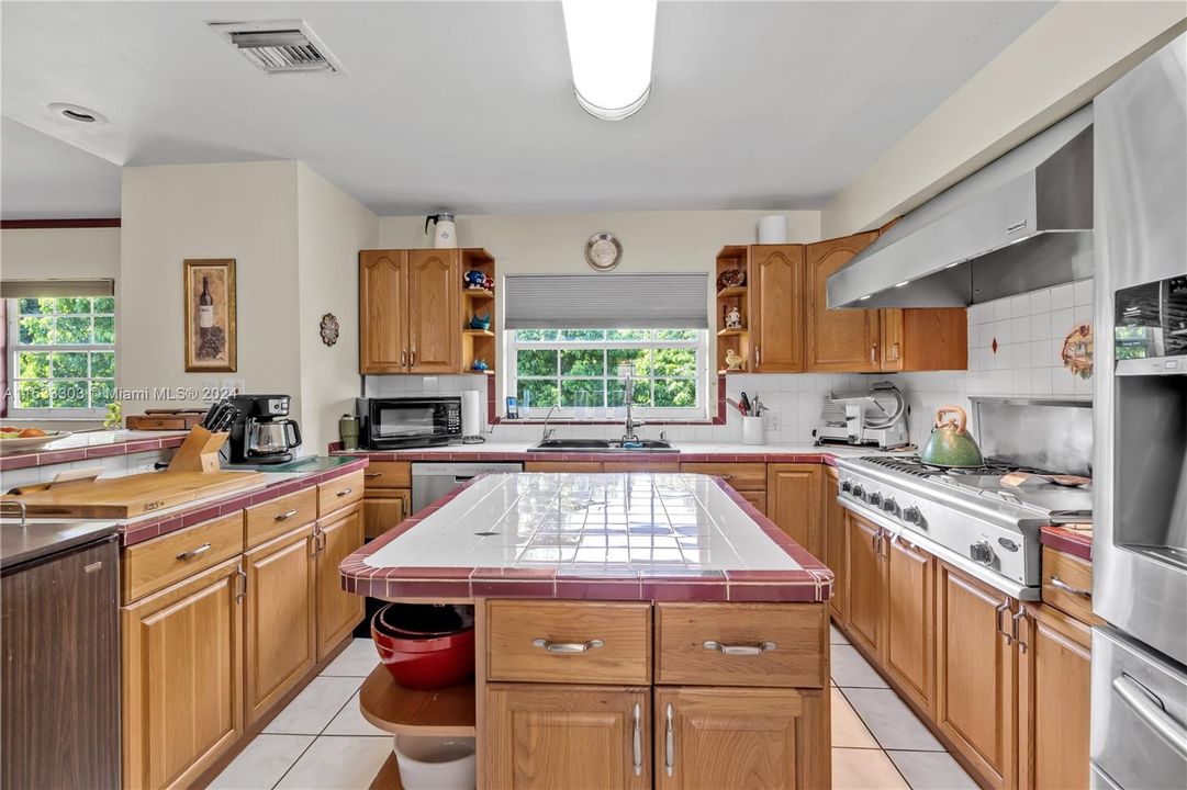 CHEFS KITCHEN W/ COMMERCIAL GRADE GAS STOVE, DOUBLE OVEN, CENTER ISLAND.