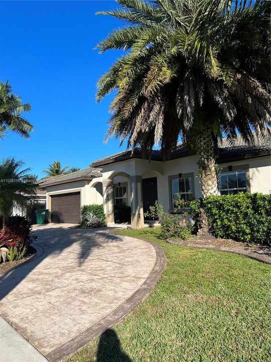 Recently Rented: $3,900 (4 beds, 2 baths, 1779 Square Feet)