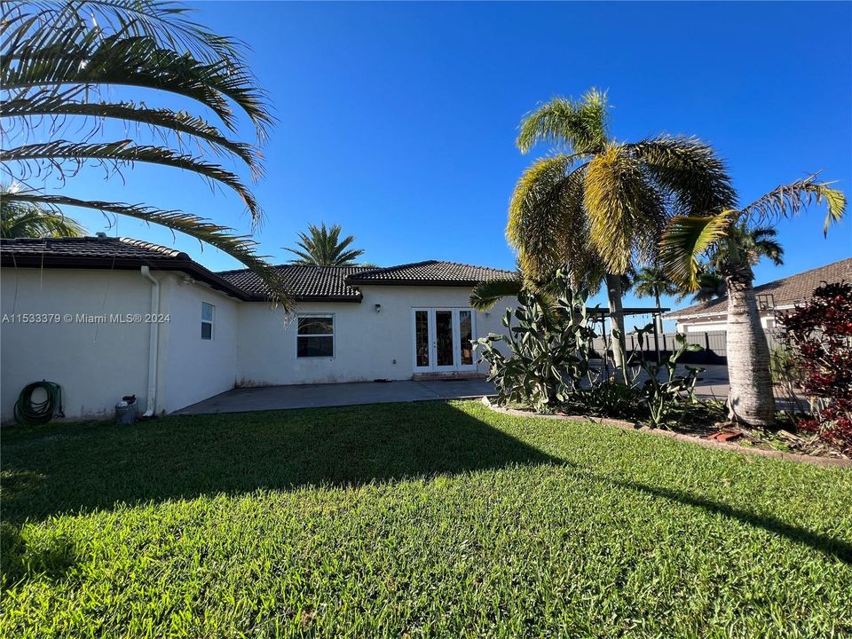 Recently Rented: $3,900 (4 beds, 2 baths, 1779 Square Feet)