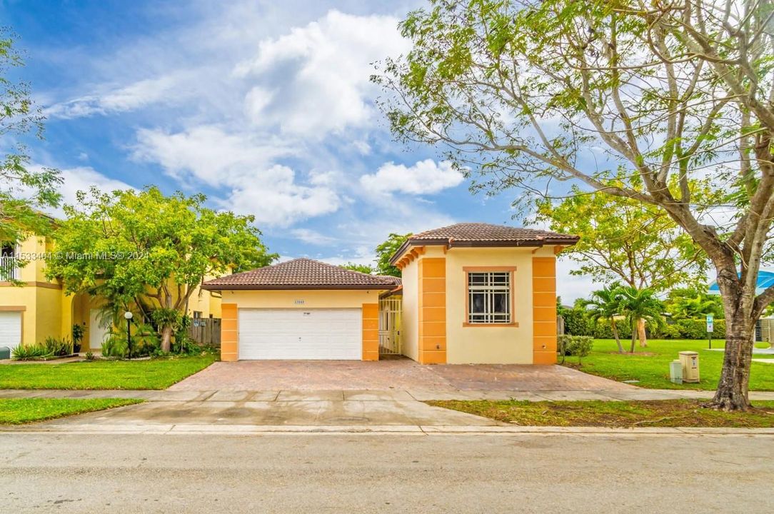 Recently Sold: $580,000 (4 beds, 2 baths, 1804 Square Feet)