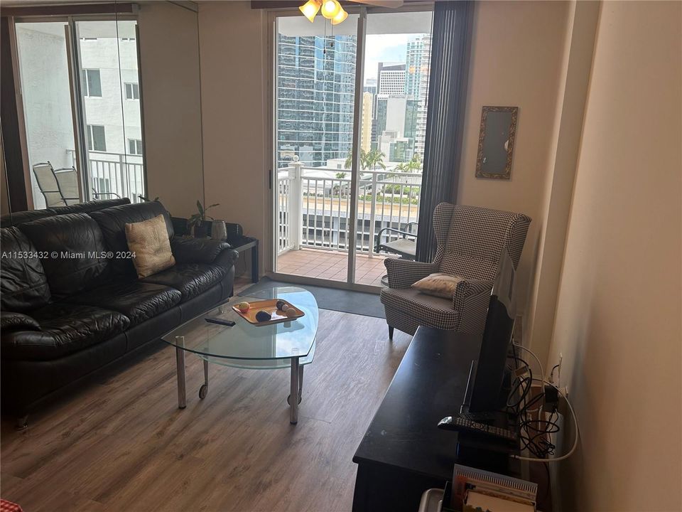 For Sale: $360,000 (1 beds, 1 baths, 640 Square Feet)