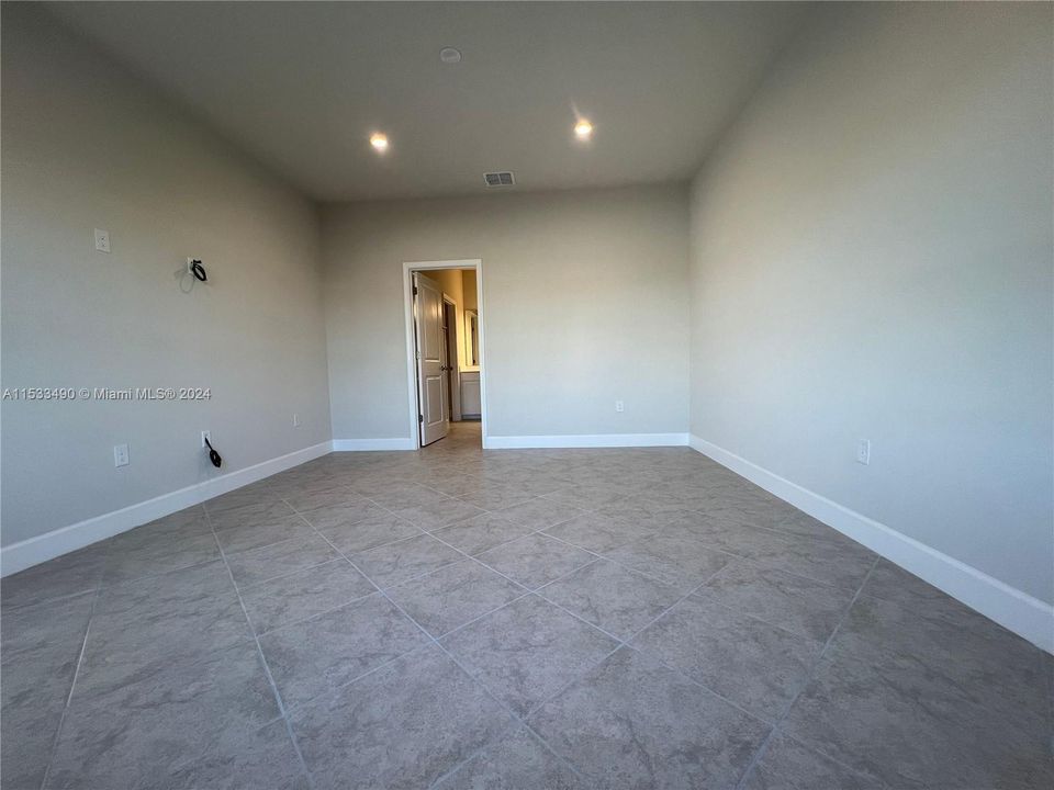 For Rent: $2,950 (4 beds, 2 baths, 1808 Square Feet)