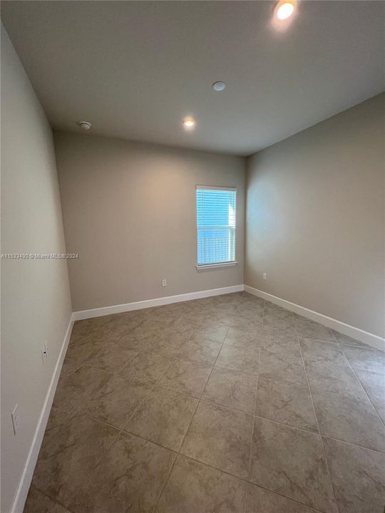 For Rent: $2,950 (4 beds, 2 baths, 1808 Square Feet)