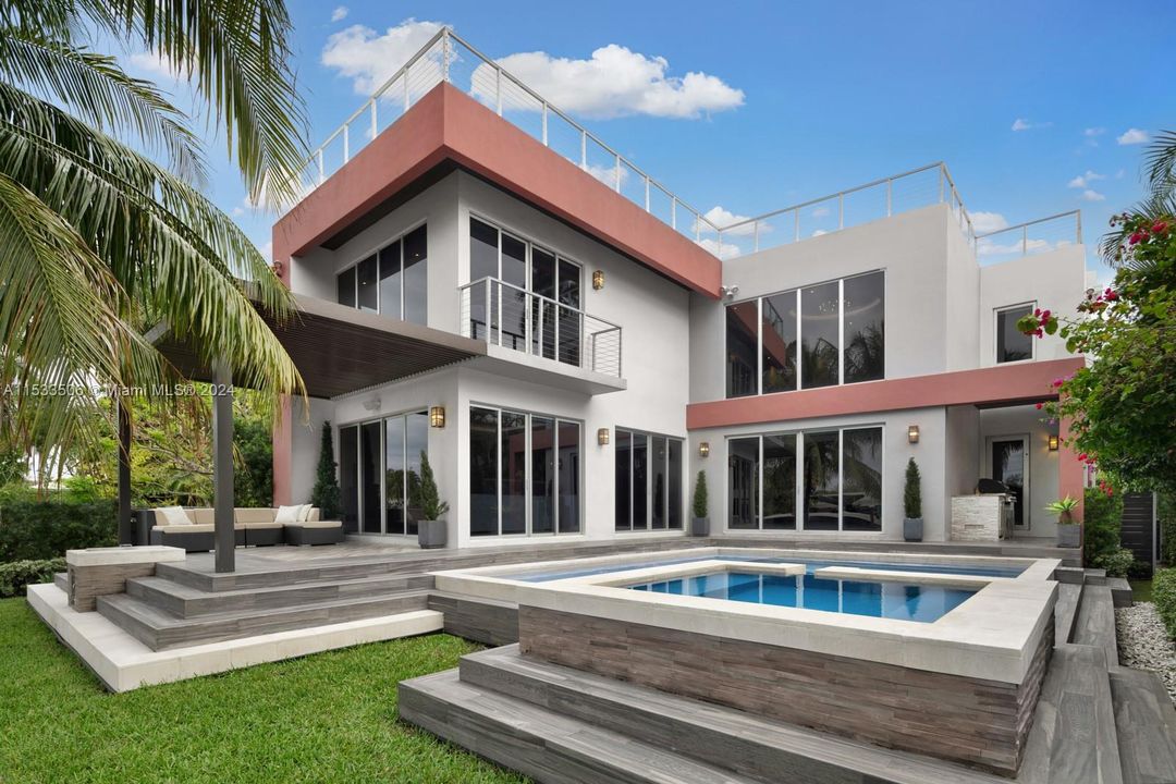 Recently Sold: $4,500,000 (5 beds, 4 baths, 3271 Square Feet)