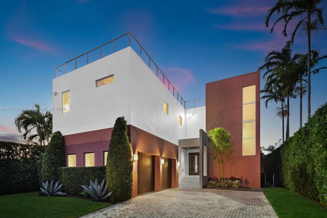 Recently Sold: $4,500,000 (5 beds, 4 baths, 3271 Square Feet)