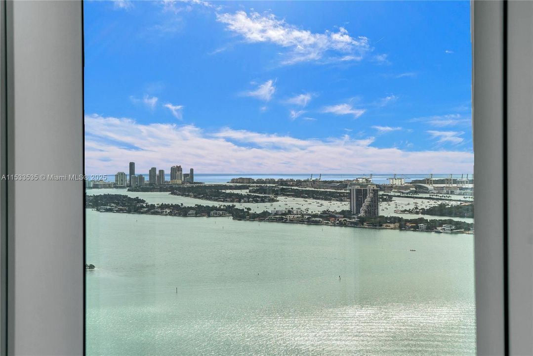 For Sale: $1,649,000 (2 beds, 2 baths, 955 Square Feet)