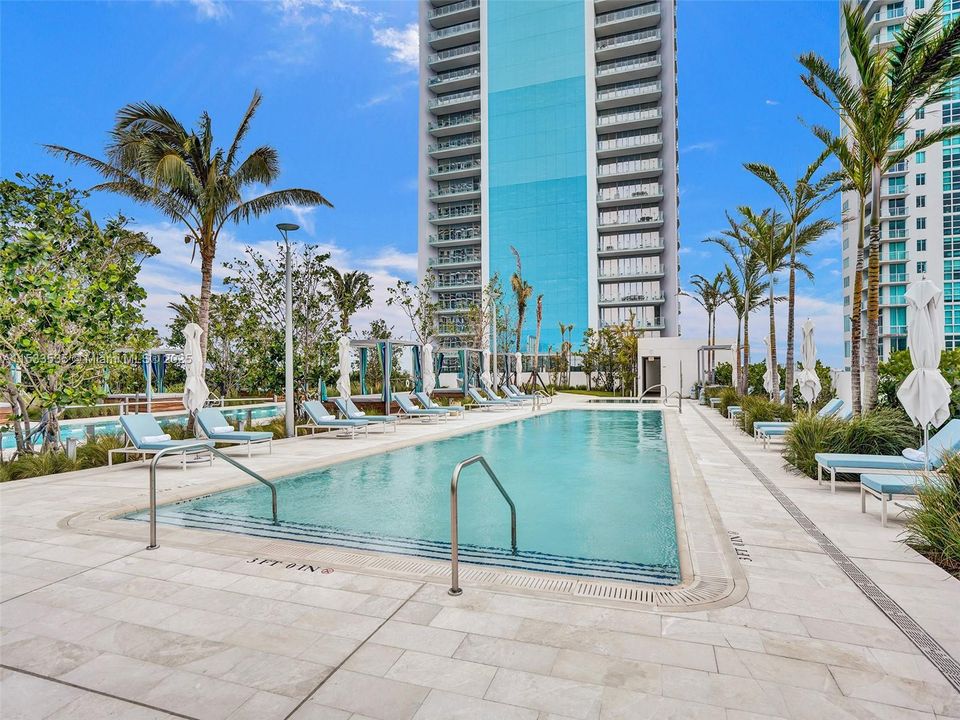 For Sale: $1,649,000 (2 beds, 2 baths, 955 Square Feet)