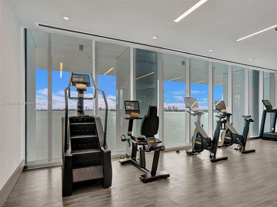For Sale: $1,649,000 (2 beds, 2 baths, 955 Square Feet)