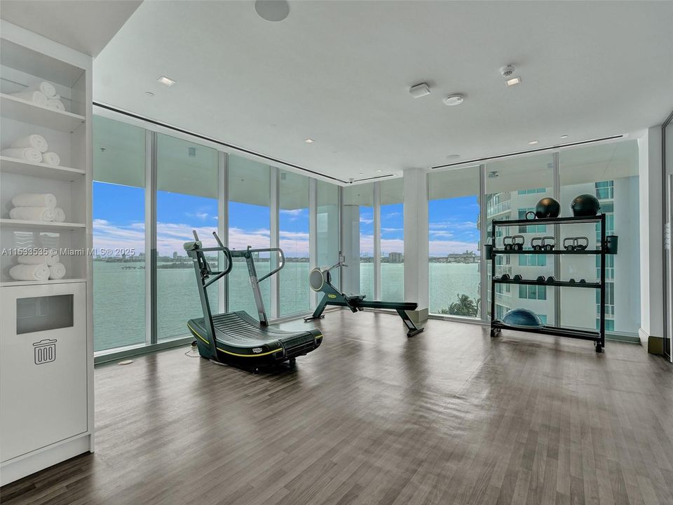 For Sale: $1,649,000 (2 beds, 2 baths, 955 Square Feet)
